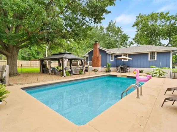 10270 Edge Hill Dr, Edwardsville, KS 66111