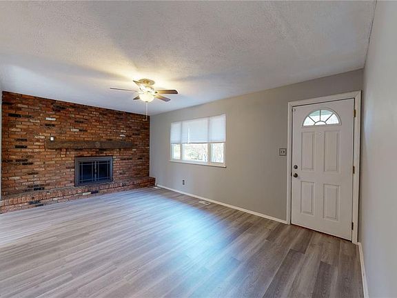 2nd image of 862 Sioux Ln