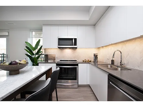 2475 Hurontario St Photo 1