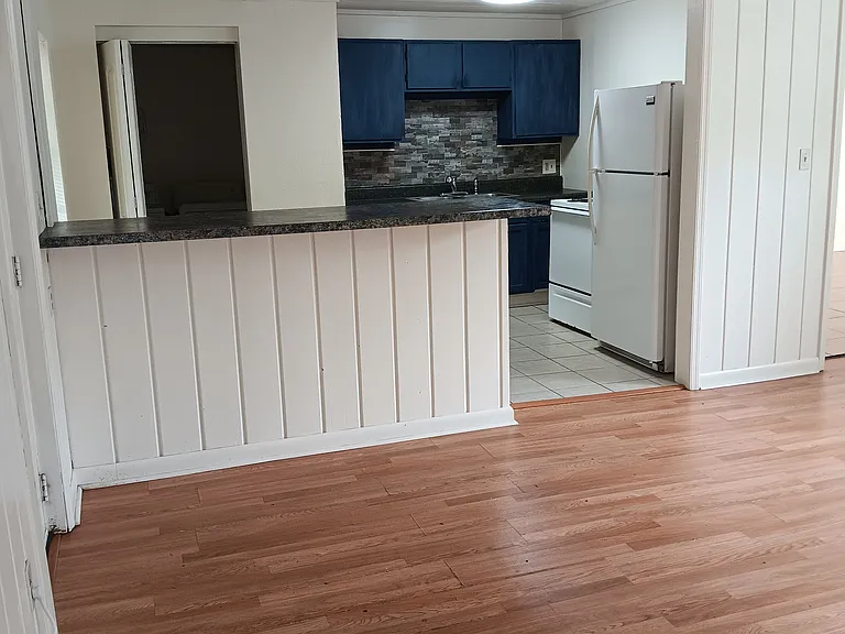 106 Cavalier Dr — Photo 4