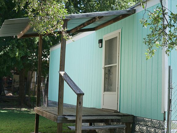5th image of 403 S Live Oak St