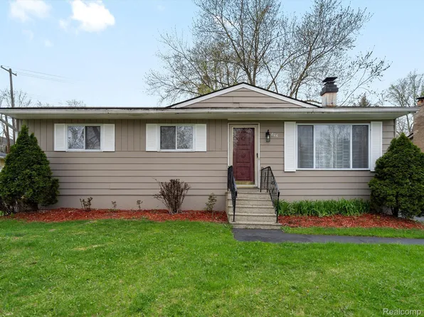 806 Harry Paul Dr, Lake Orion, MI 48362