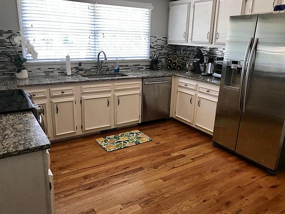 Stainless appliances, granite counters, farmhouse undermount sink