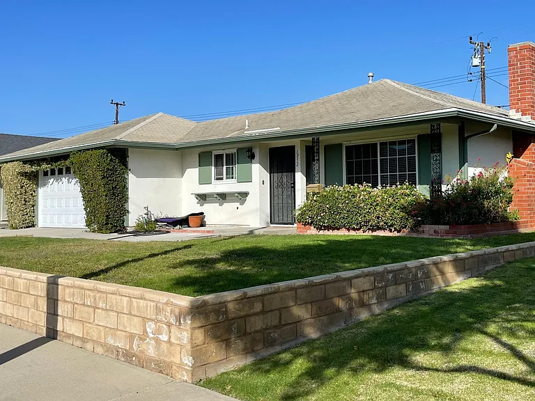 1852 Abbott Ave — Photo 2