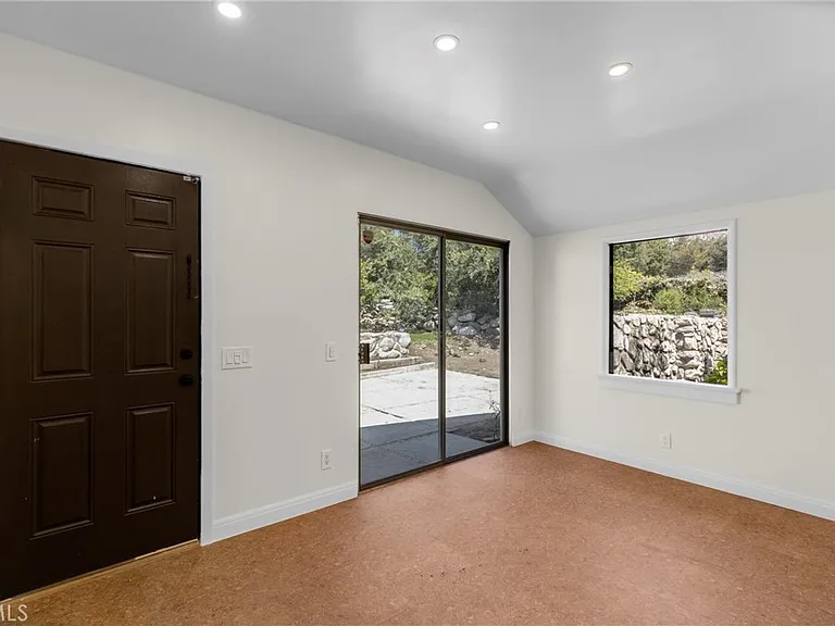 2151 N Altadena Dr — Photo 19