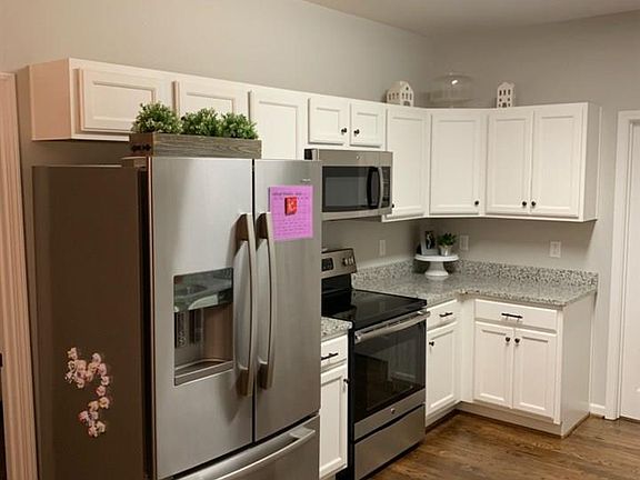 3rd image of 300 Lakeside Dr