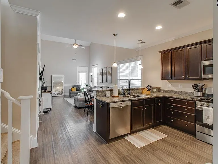 344 Dawsons Park Dr — Photo 2