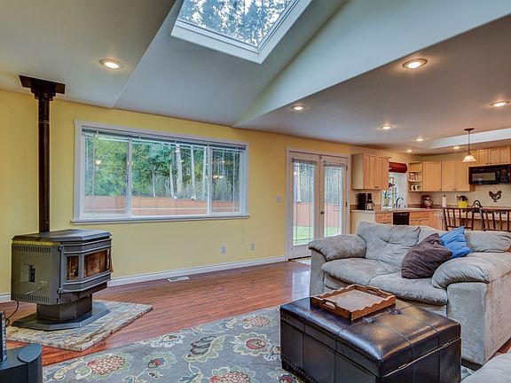 3rd image of 1960 Bonaparte Ln