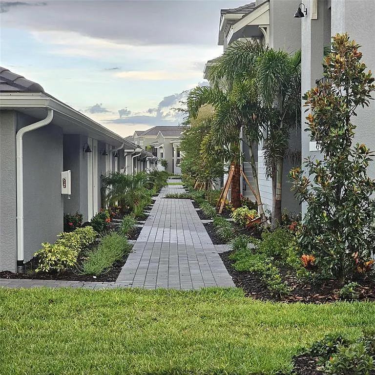 2 bed, 2.0 bath, 1569 sqft, $5,000 — Photo 2