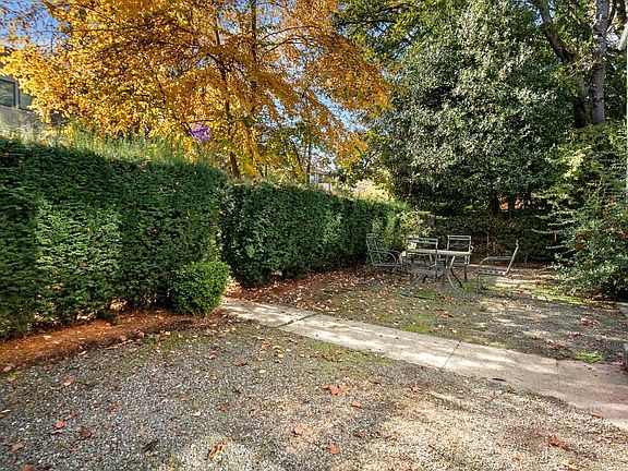 5th image of 904 E Highland Dr