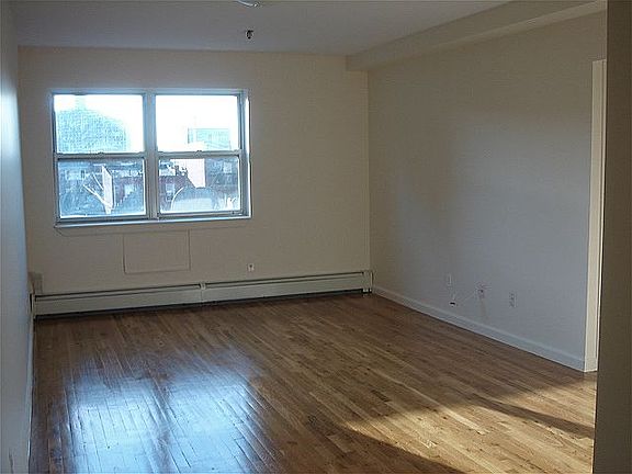3rd image of 2520 Crescent St APT 1F