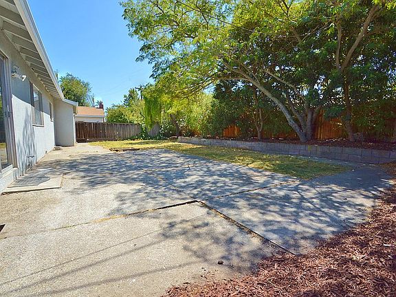 3rd image of 7432 Bedford Ct