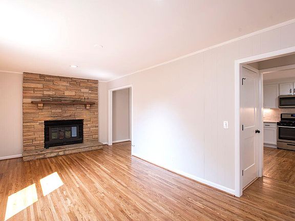 5th image of 2621 Western Hills Dr