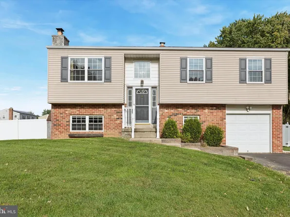 135 Bishop Dr, Norristown, PA 19403