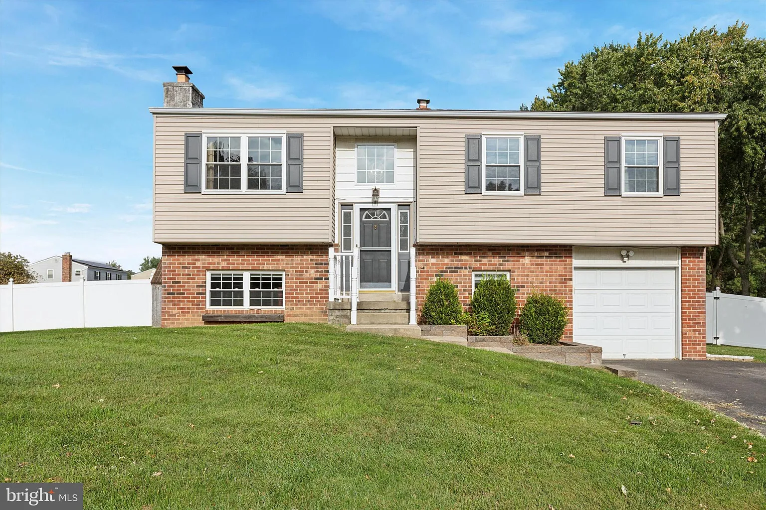 135 Bishop Dr photo 1