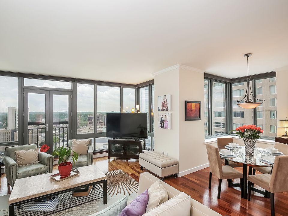 Open living/dinning room with double exposure