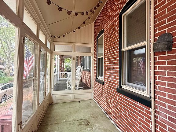 3rd image of 924 Lovering Ave