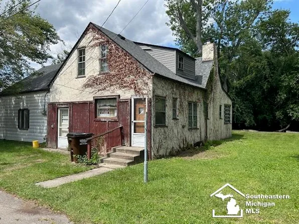 4336 Saint Marks Dr, Luna Pier, MI 48157