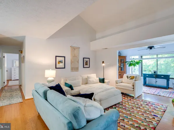 2293 Hunters Run Dr, Reston, VA 20191