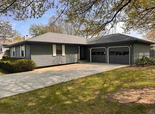 6325 SW 27th St, Topeka, KS 66614