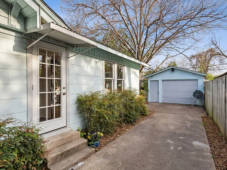 2732 Catherine St — Photo 30