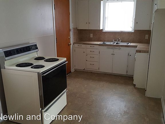 2nd image of 2327 San Antonio St
