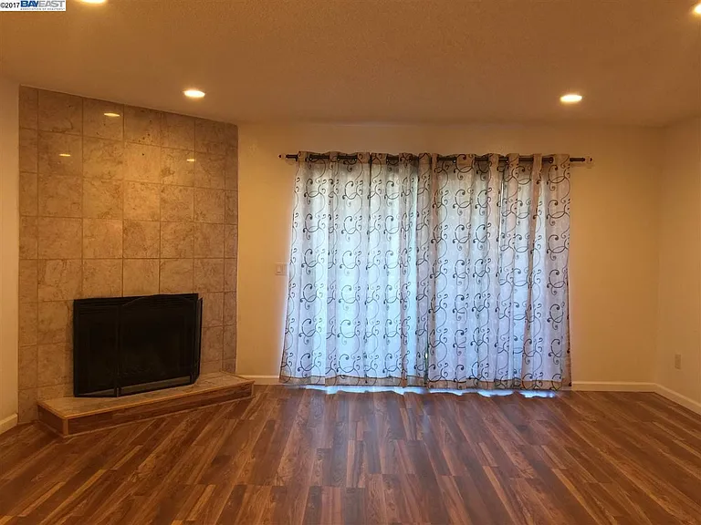 2077 Washington Ave — Photo 2