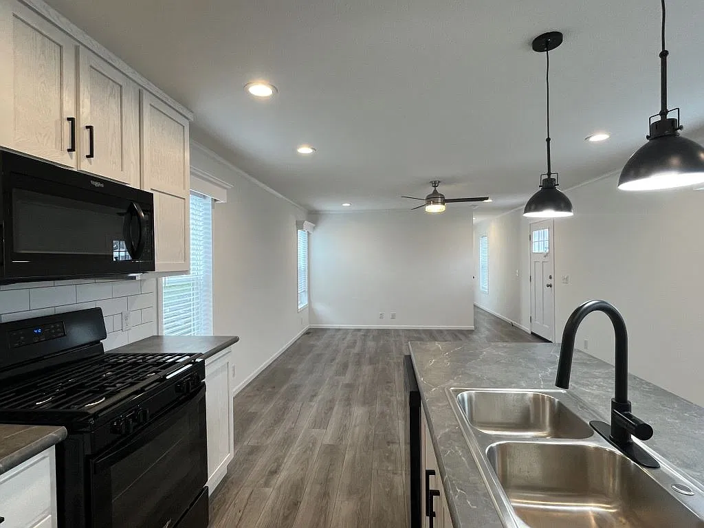 3 bed, 2.0 bath, 1216 sqft, $1,799 — Photo 3