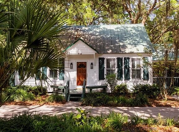 2nd image of 622 Venning St