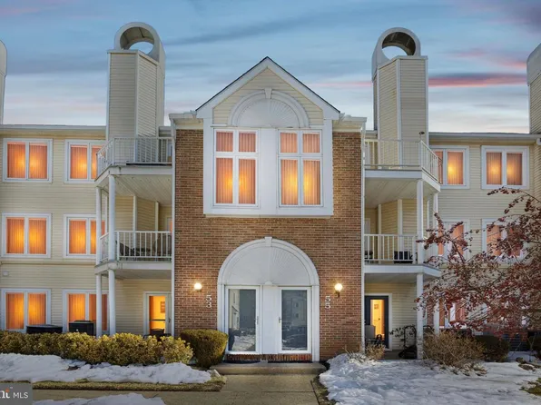 53 Pamela Ct, Levittown, PA 19057