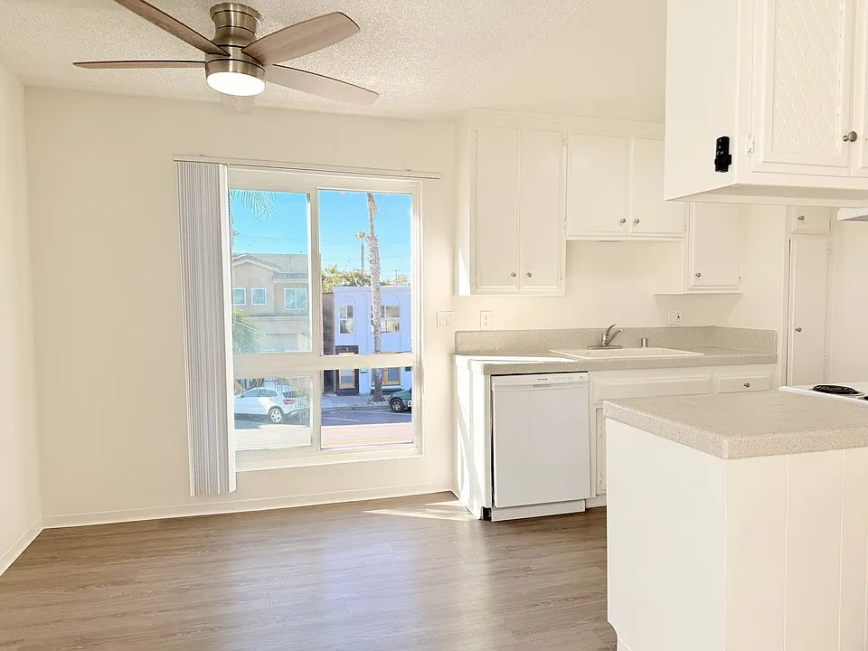 4736 Point Loma Ave
