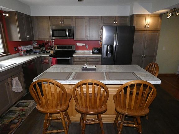 3rd image of 161 E 4th St