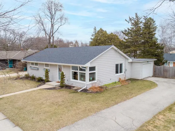 W56N780 Hawthorne AVENUE, Cedarburg, WI 53012