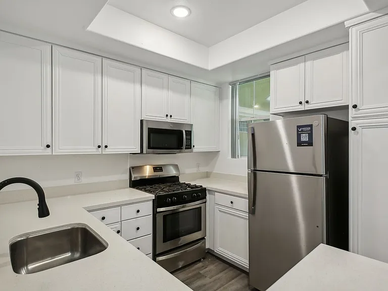 2245 Beverly Glen — Photo 32