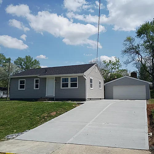 2115 Spencer Ln Photo 1