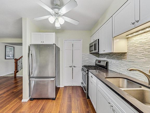 5th image of 614 Carriage Hill Dr