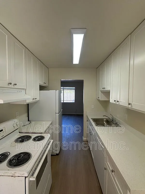 2 bed, 1.5 bath, 930 sqft, $2,550 — Photo 4