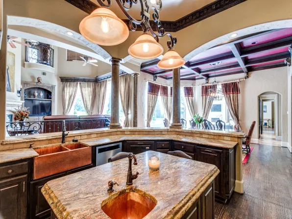 1608 River Crest Ct, Fort Worth, TX 76107
