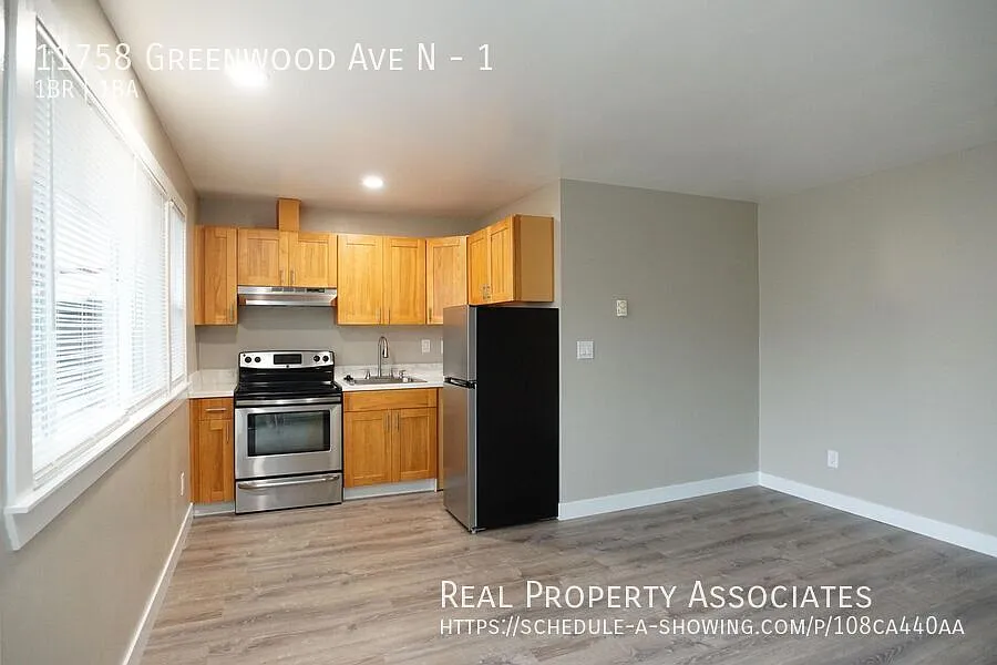 Spacious Ground Floor Corner One Bedroom Apartment with a large patio — Photo 3