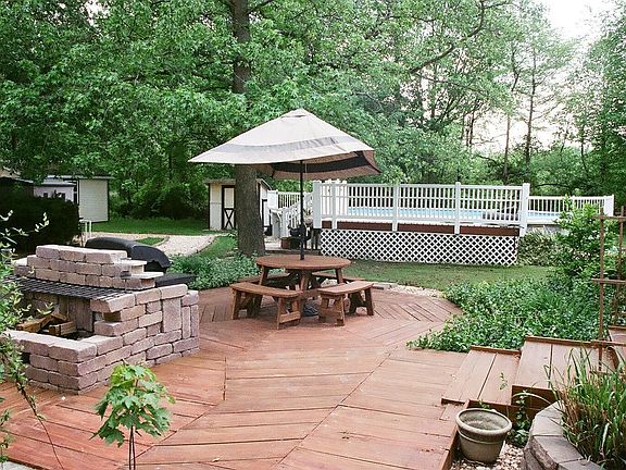 Rear Deck w/ grill station