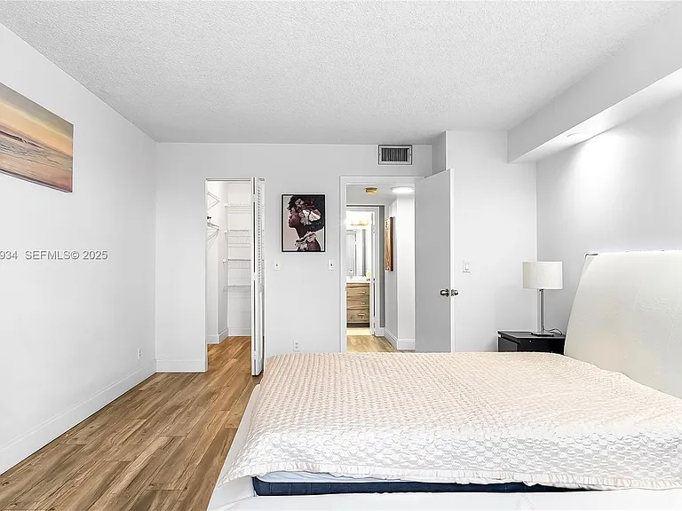 400 Leslie Dr #305 — Photo 13