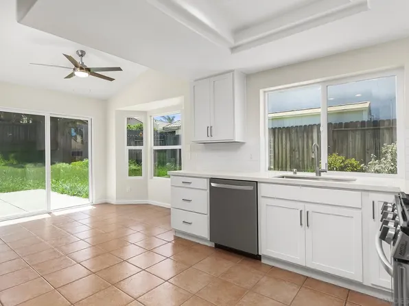 325 Cheyenne Ln, Escondido, CA 92026