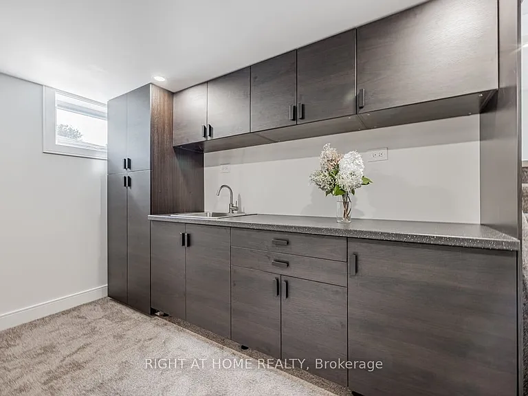 690 Hillman Cres — Photo 17