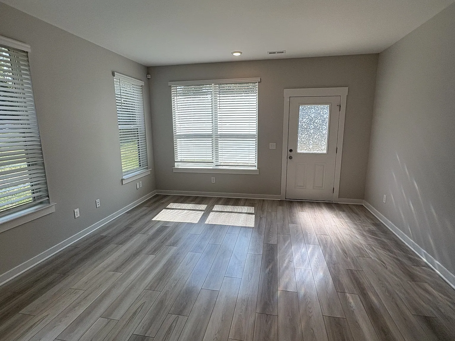 4 bed, 2241 sqft, $2,300 — Photo 4