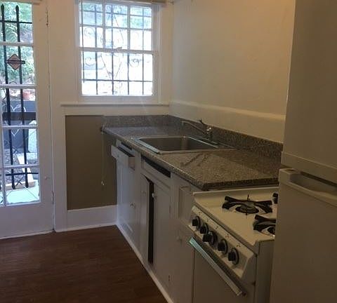 3rd image of 840 1/2 Laguna Ave