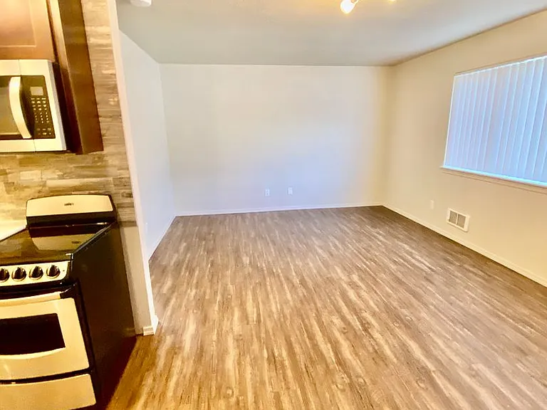 4532 S Henderson St — Photo 2