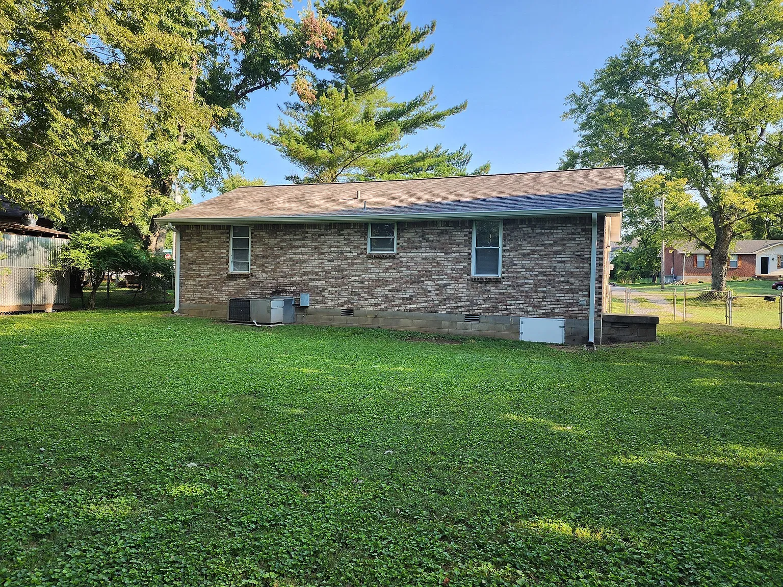 3 bed, 1.0 bath, 1050 sqft, $1,850 — Photo 3