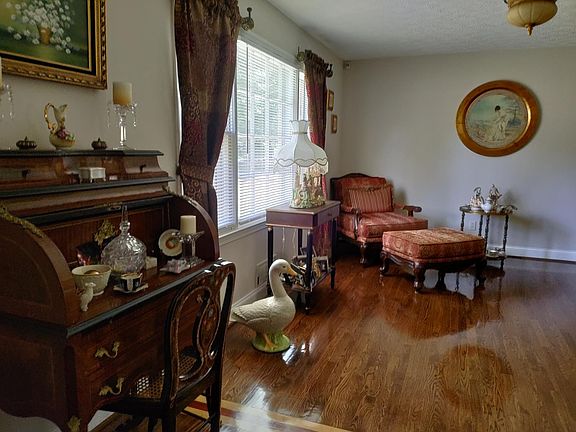 3rd image of 2334 Meadow Dr