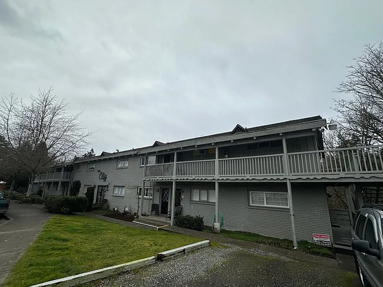Esquire Apartments — Photo 3
