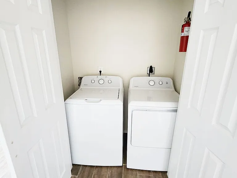 1601 Cortlandt St — Photo 13